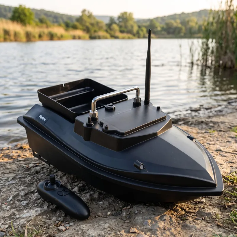 Матова черна лодка за захранка Flytec V050 с антена, дръжка и бункер до водата, заедно с дистанционно управление на брега